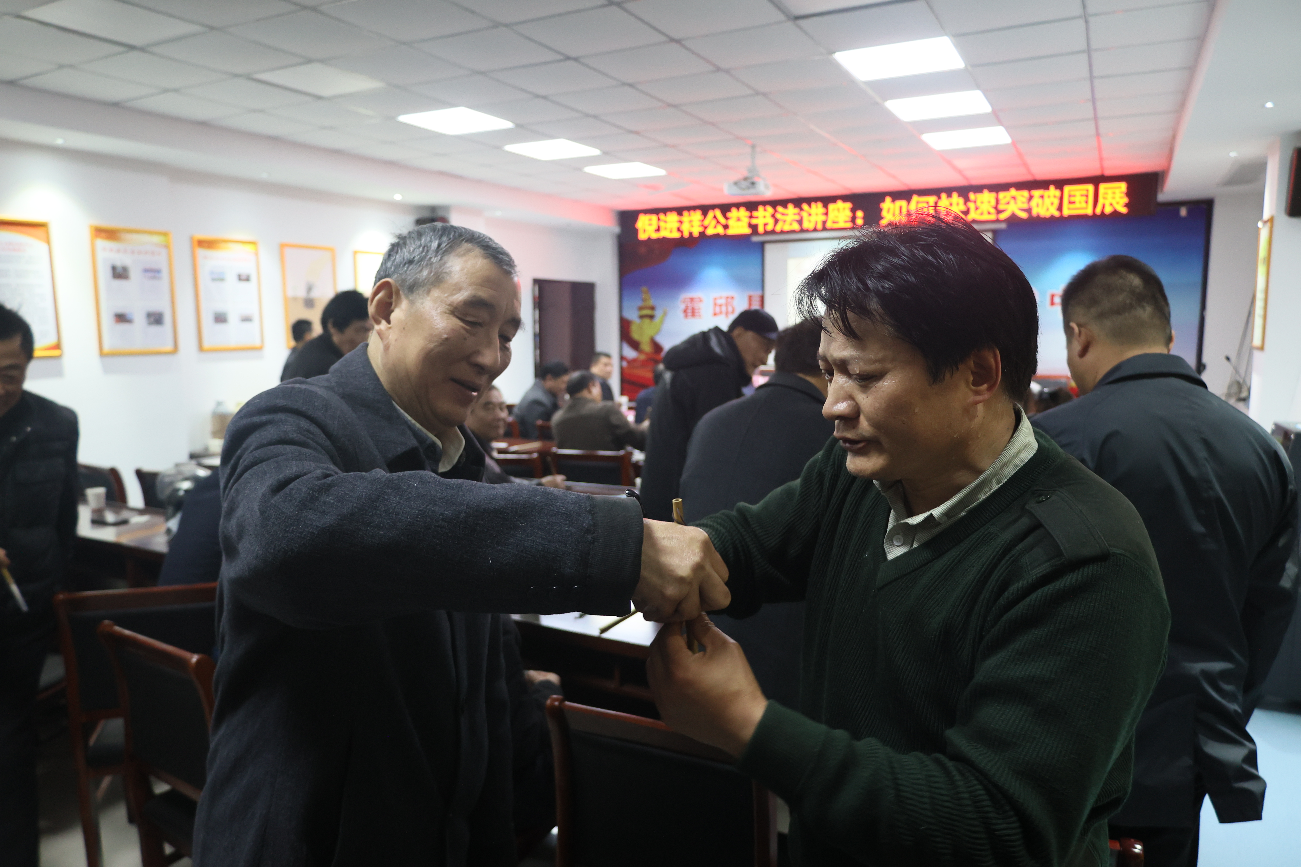 著名书法家倪进祥应邀到我县举办书法诗联公益讲座