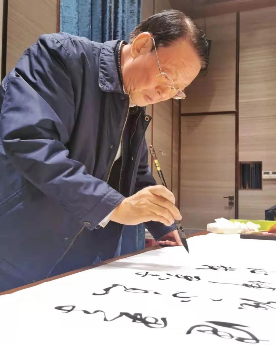 军旅书法家王成志同志应邀为《红色丰碑》题写——《九千将士进涉县帷幄六年创伟业 卅万大军出太行决胜千里定乾坤》