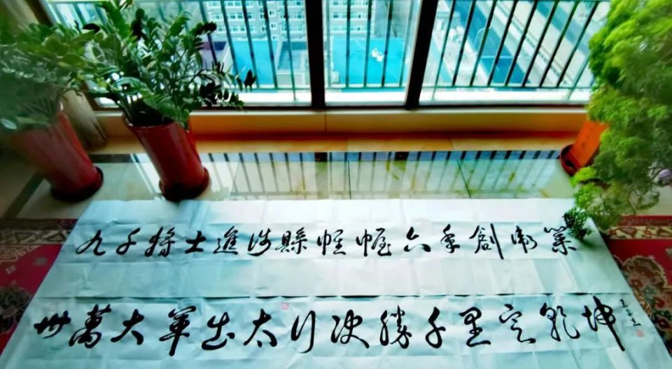 军旅书法家王成志同志应邀为《红色丰碑》题写——《九千将士进涉县帷幄六年创伟业 卅万大军出太行决胜千里定乾坤》