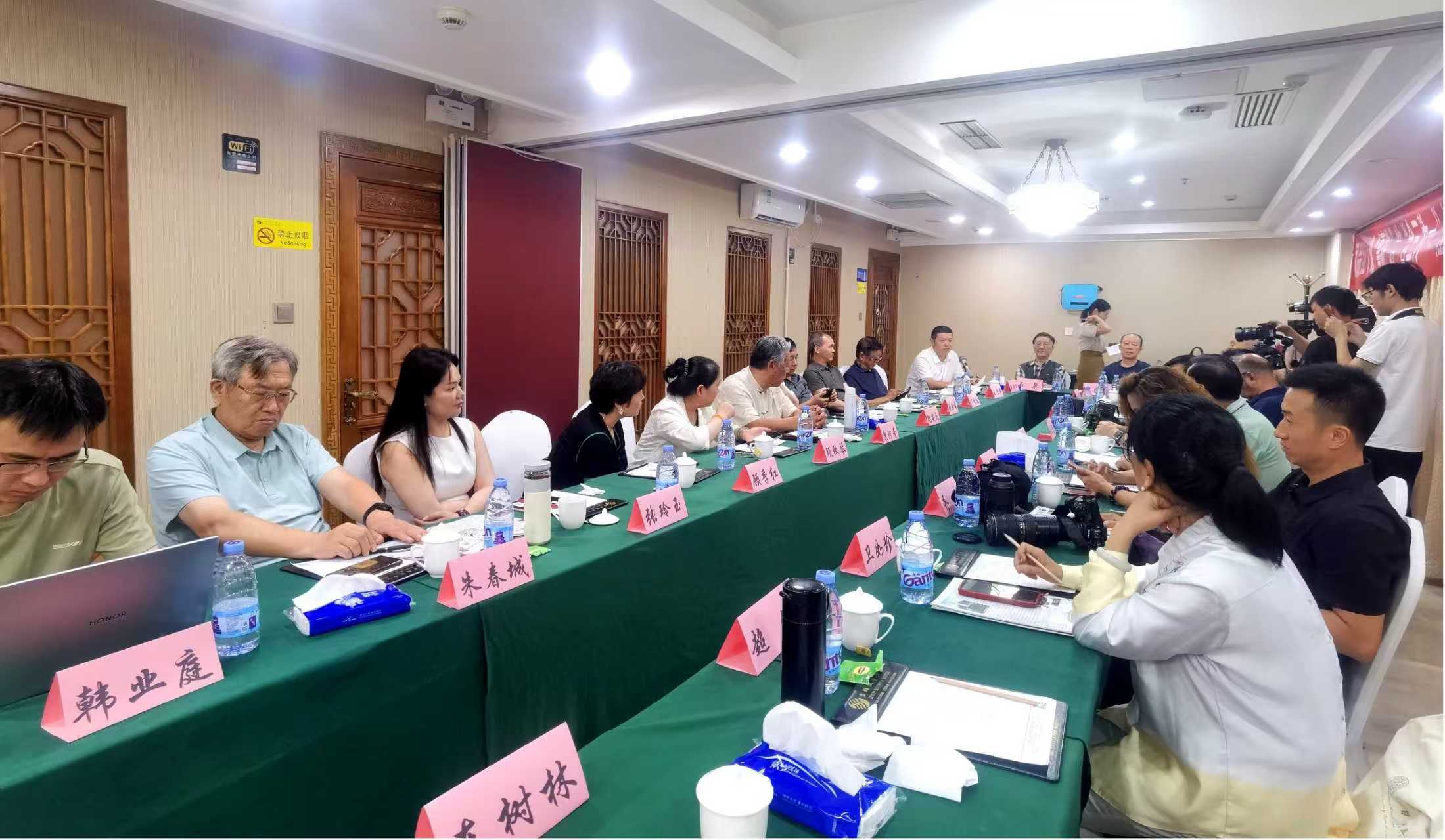 顾品江《论“事物”的“合三为一”性》文章发表文学研讨会在京举行