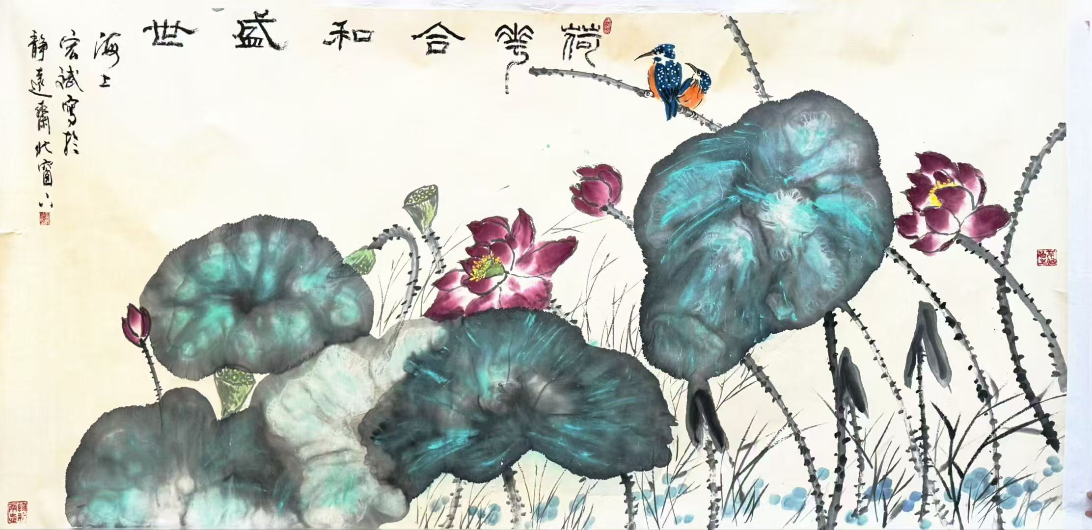 著名画家卢宏斌荷花力作《荷花和合盛世》被小侯人民日报希望小学收藏