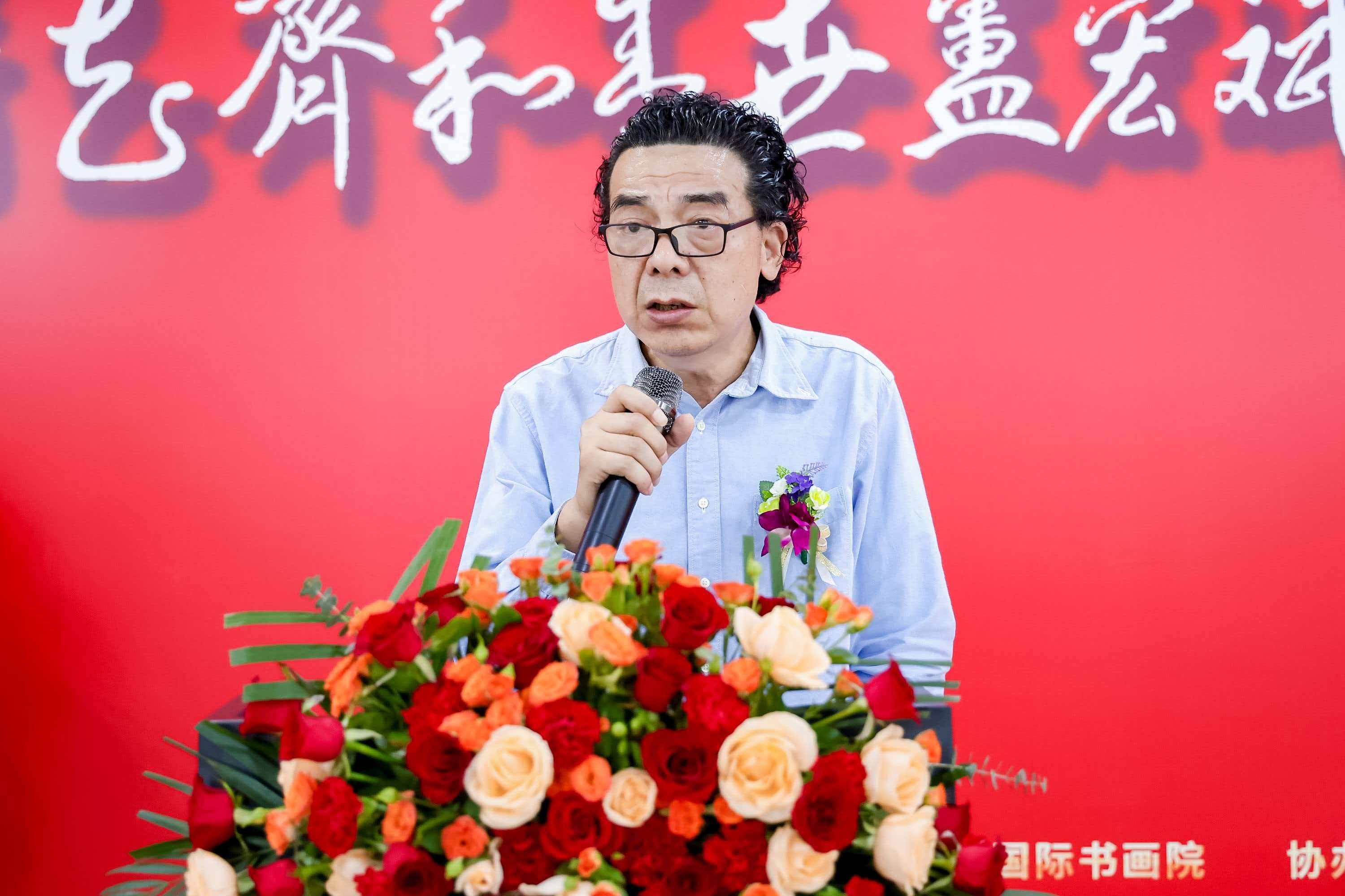著名画家卢宏斌荷花力作《荷花和合盛世》被小侯人民日报希望小学收藏
