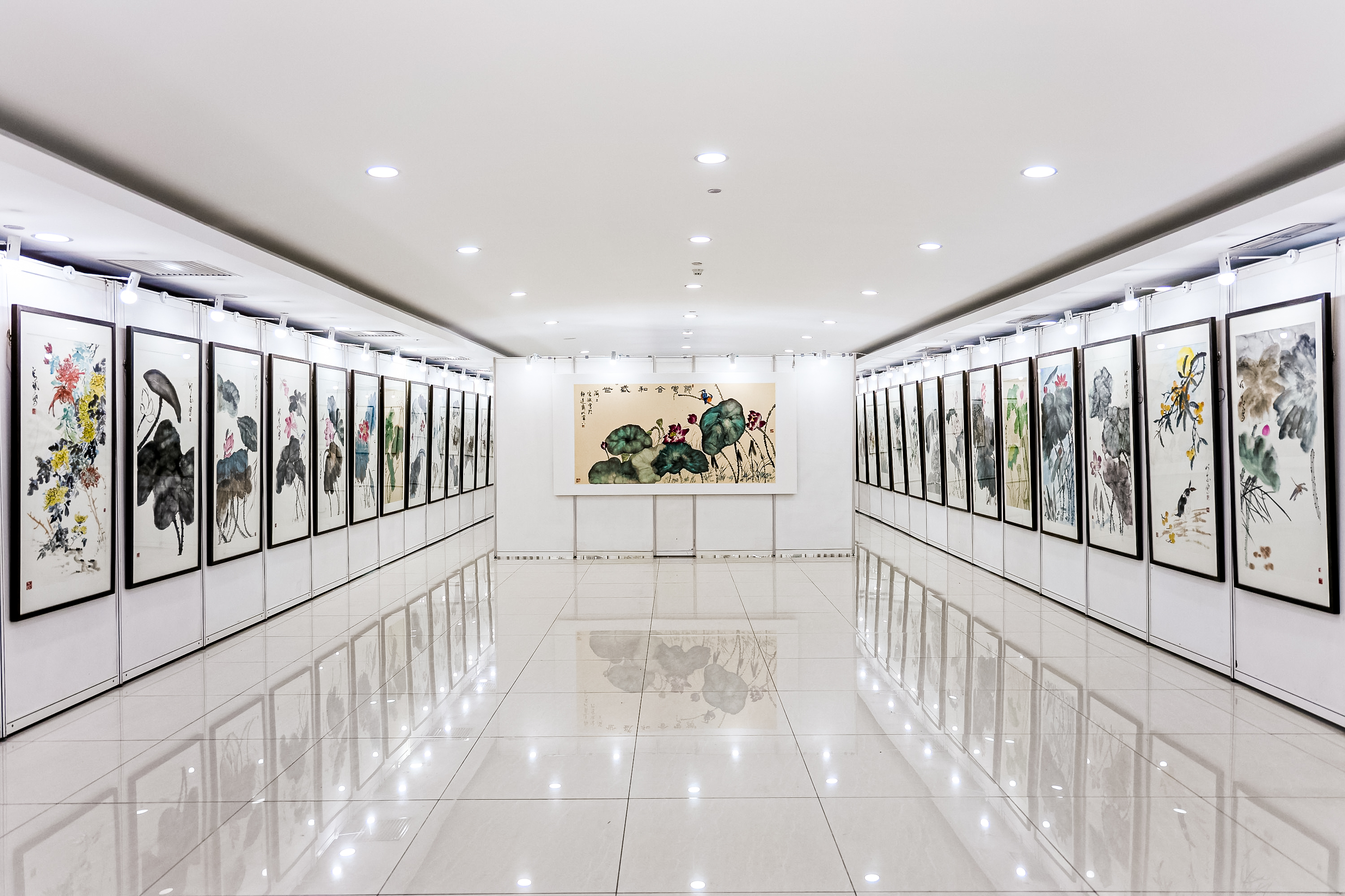 著名画家卢宏斌荷花力作《荷花和合盛世》被小侯人民日报希望小学收藏